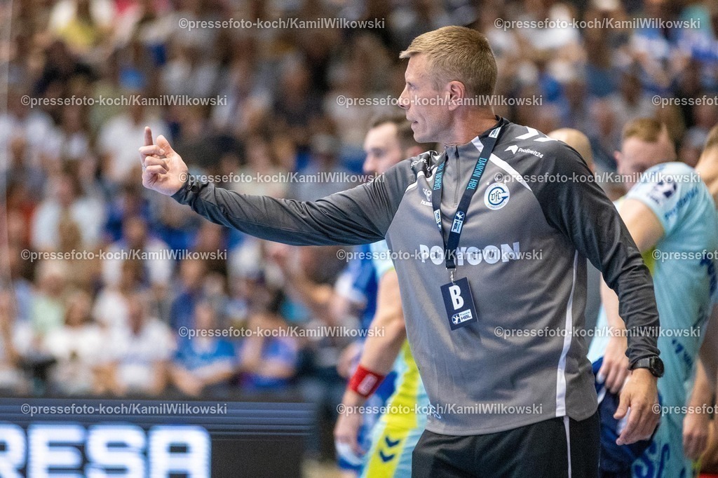 xKWIx07092501015 | 07.09.2025, xkwix, Handball, 1. Handball-Bundesliga, DAIKIN HBL 2025/26, TBV Lemgo Lippe - VfL Gummersbach, PHOENIX CONTACT Arena: Gudjon Valur Sigurdsson (VfL Gummersbach Cheftrainer)