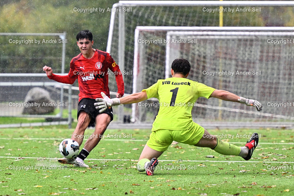 FC Kilia Kiel vs VfB Lübeck II - U21 | Selim Cetintürk (Kilia #33) scheitert frei vor dem Tor an Louis Siefert (Lübeck #1) / Fußball-Oberliga Männer 2026/2027 / FC Kilia Kiel vs VfB Lübeck II - U21 / Kilia Sportplatz / Kiel / 10.10.26 - Realisiert mit Pictrs.com