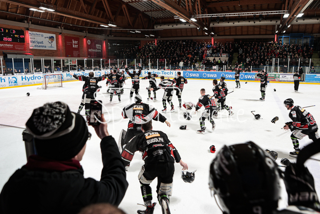 EHC Königsbrunn - TEV Miesbach | Grenzenloer Jubel beim EHC Koenigsbrunn nach dem Gewinn der Bayerliga Meisterschaft im Spiel 3 der Playoffserie gegen den TEV Miesbach / Jubel / Freude / Siegerfoto