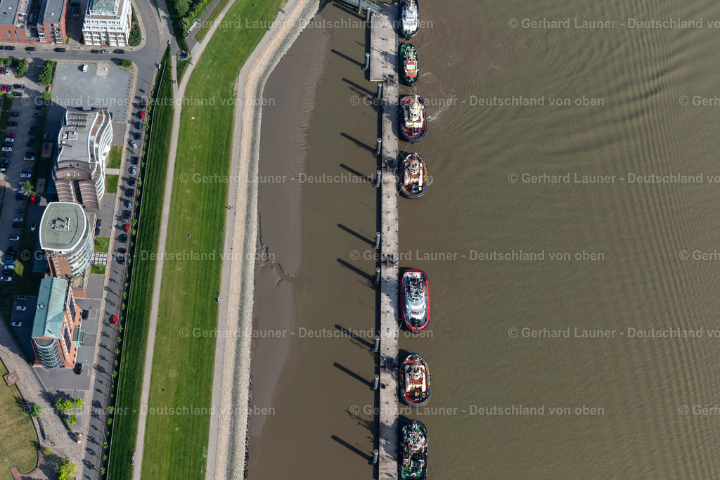 4030441 | BREMERHAVEN 01.06.2020 Schiffe am Schlepperpier an der Weser an der Lohmannstraße im Ortsteil Mitte-Süd in Bremerhaven im Bundesland Bremen, Deutschland. // Ships at the tugboat pier on the Weser on Lohmannstrasse in the district Mitte-Sued in Bremerhaven in the state Bremen, Germany. Foto: Gerhard Launer