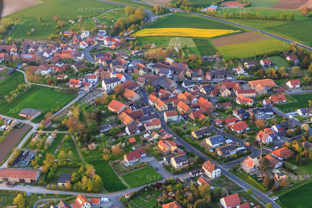 Luftbild: Ortsansicht aus Südwesten im Ortsteil Schallfeld in Lülsfeld im Bundesland Bayern in Deutschland. Foto: IMG_088118.jpg vom 06.05.2016 durch Werner Riehm/FLY-FOTO.de