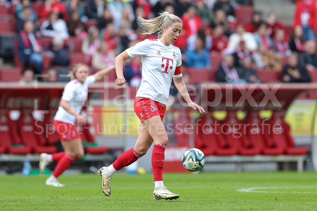 Fussball, Google Pixel Frauen-Bundesliga, 1. FC Köln - SV Werder Bremen | v.li.: Sharon Beck (1. FC Köln, 10) am Ball, Einzelbild, Ganzkörper, Aktion, Action, Spielszene, DIE DFB-RICHTLINIEN UNTERSAGEN JEGLICHE NUTZUNG VON FOTOS ALS SEQUENZBILDER UND/ODER VIDEOÄHNLICHE FOTOSTRECKEN. DFB REGULATIONS PROHIBIT ANY USE OF PHOTOGRAPHS AS IMAGE SEQUENCES AND/OR QUASI-VIDEO.