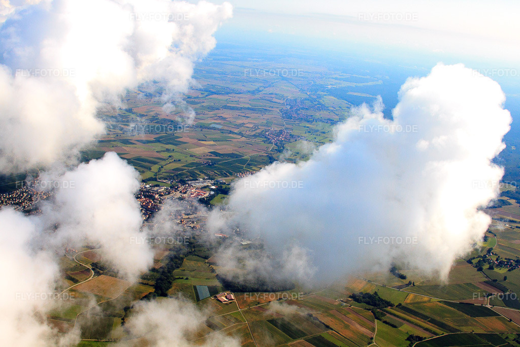 Luftbild: Ortsansicht von Westen unter Wolken in Steinseltz im Bundesland Bas-Rhin in Frankreich. – Foto: IMG_21024.jpg vom 06.09.2009 durch Werner Riehm/FLY-FOTO.de – Auflösung des Originals: 4752 x 3168 px
