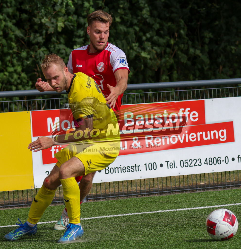 FC RW Kirchlengern - SuS Bad Westernkotten | Auf dem Bild zu sehen: Rot FC RW Kirchlengern: Jarno Kassebaum ; gelb SuS Bad Westernkotten: Jan PennerFC RW Kirchlengern, SuS Bad Westernkotten, Saison 26/27, Westfalenliga, Kirchlengern, Deutschland - Realisiert mit Pictrs.com