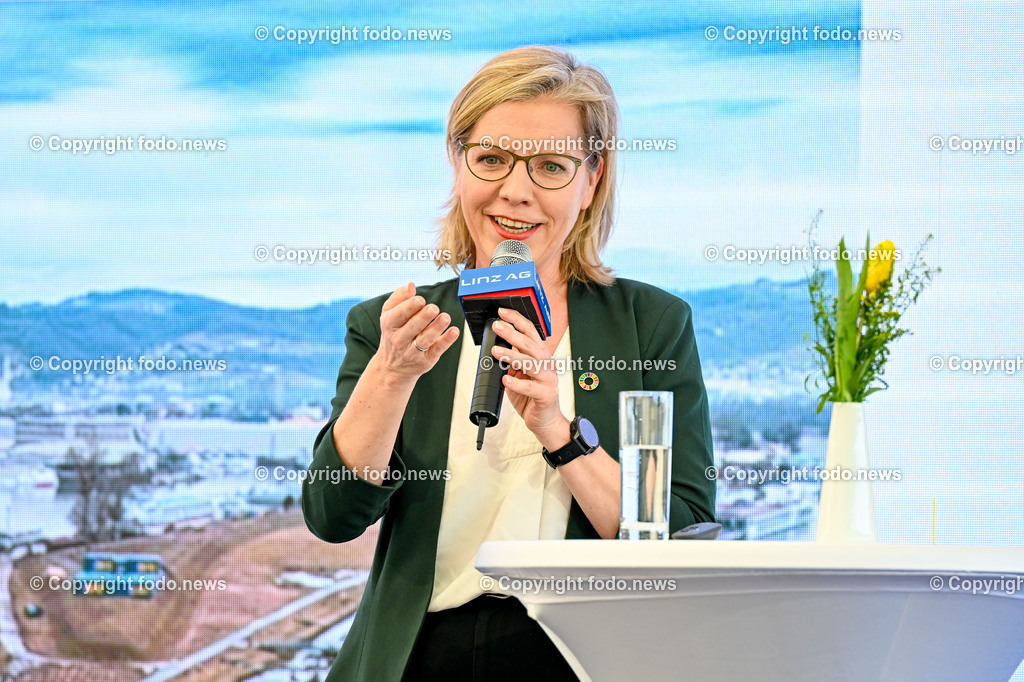 Spatenstich Hochwasserschutz Hafen Linz_ 06.2024_-33 | 06.02.2024, Hafen Linz, AUT, Spatenstich Hochwasserschutz Hafen Linz, Ein Jahrhundertprojekt, im Bild BMin Leonore Gewessler (Die Gruenen, Klimaschutz, Umwelt, Energie, Mobilitaet, Innovation und Technologie)