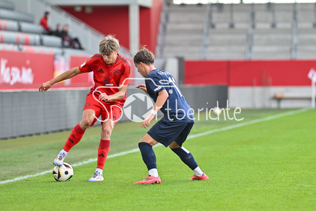 FC Bayern München U19 - SpVgg Unterhaching U19 | Im Duell Magnus DALPIAZ (FC Bayern MÜnchen U19 #2) und Samuel WEISS (Spvgg Unterhaching #11) / Zweikampf