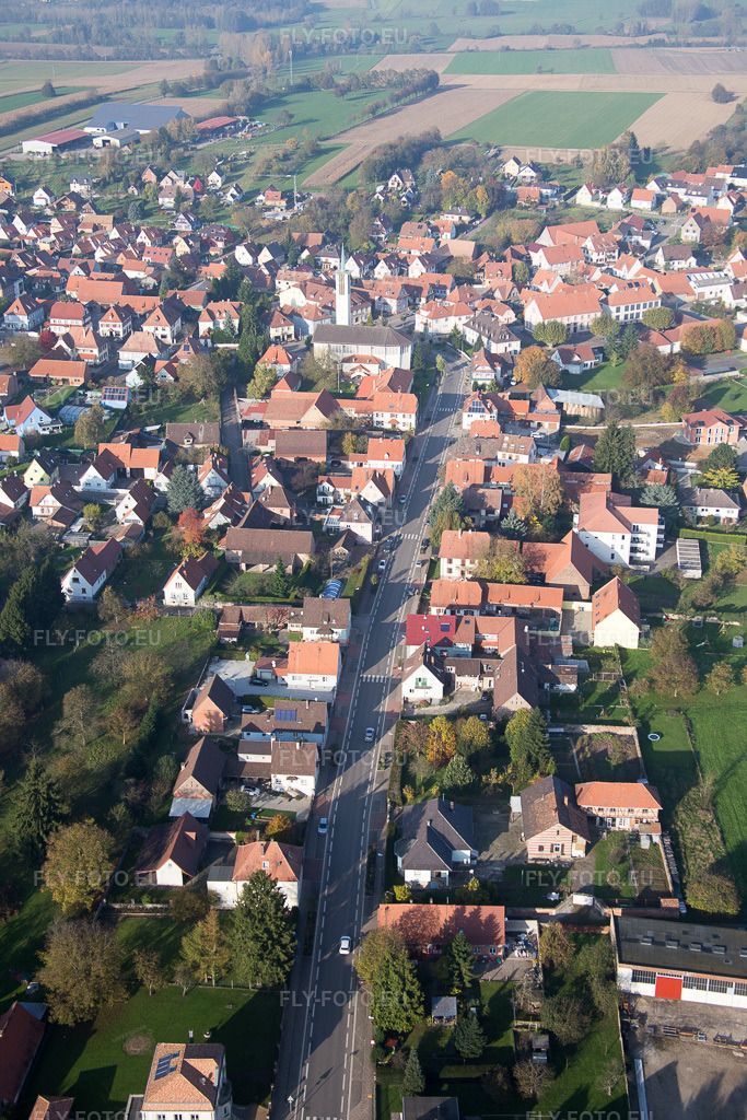 Vue aérienne: Vue du village à Hatten dans le département Bas Rhin, France. Photo: IMG_075634.jpg prise le 01/11/2014 par Werner Riehm/FLY-FOTO.eu – Résolution de l'original: 3648 x 5472 px