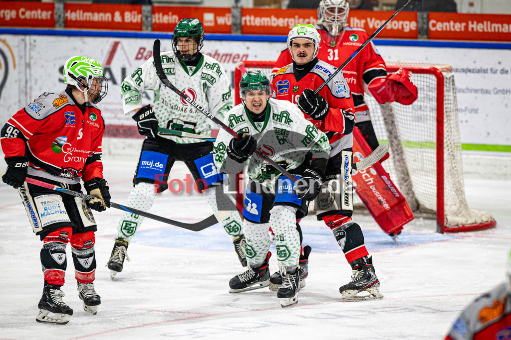 TSV Peißenberg MINERS gegen TSV Erding GLADIATORS | Eishockey Bayernliga Herren Vorrunde 2024/25, TSV Peißenberg MINERS gegen TSV Erding GLADIATORS, 20250119,Aktion vor dem Tor,2025-01-19 in Peißenberg (Eisstadion Peißenberg)Marco DEUBLER (GLADIATORS 86), Matthäus LIDL (MINERS 19), Moritz BIRKNER (MINERS 95)Copyright: WolfgangxLindner foto-lindner.de