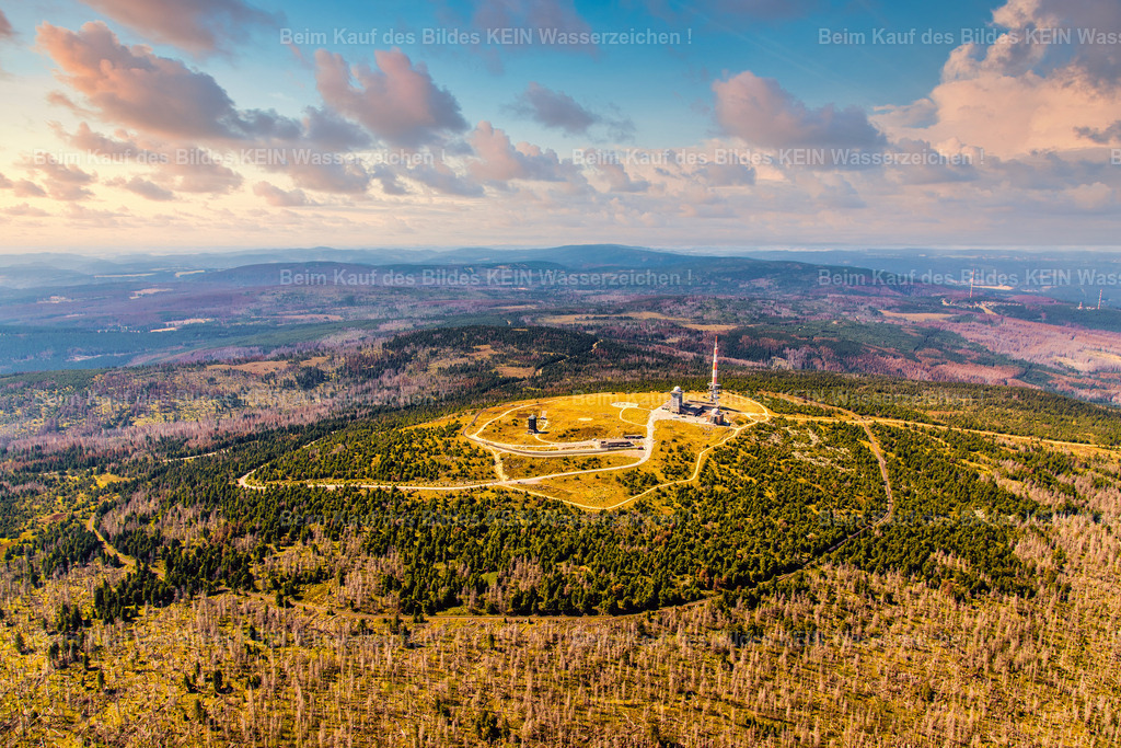 Brocken mit Wolken abends-8316 | Der Brocken mit abendlichen rosa Wolken - Realizado com Pictrs.com