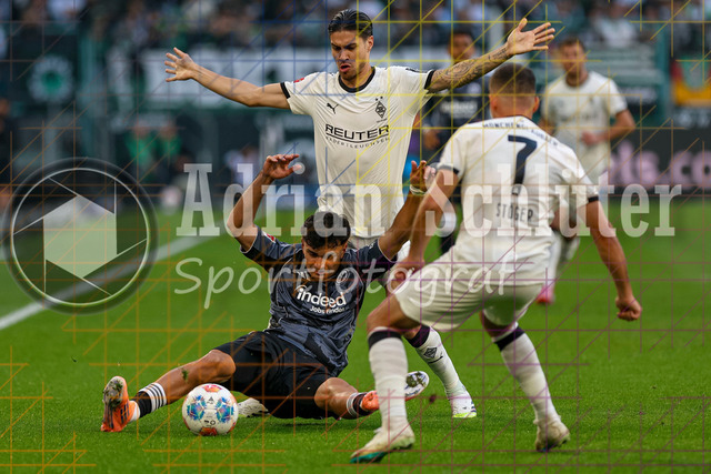 Borussia Mönchengladbach vs Eintracht Frankfurt - Bundesliga  | Mönchengladbach, Deutschland, 27.09.25:   Can Yilmaz Uzun (Eintracht Frankfurt) und Kevin Diks (Borussia Mönchengladbach) im Kampf um den Ball waehrend des Spiels der Bundesliga zwischen Borussia Mönchengladbach vs Eintracht Frankfurt im Stadion im Borussia Park(Foto von Brauer-Fotoagentur / Adrian Schlueter)