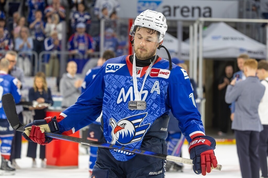 DEL, Deutsche Eishockey Liga Saison 2025/26, Playoff-Finale, Spiel 5: Adler Mannheim gegen Eisbären Berlin | DEL, Deutsche Eishockey Liga Saison 2025/26, Playoff-Finale, Spiel 5: Adler Mannheim gegen Eisbären Berlin***Kristian Reichel (11, Mannheim) nach Spielende - Realisiert mit Pictrs.com