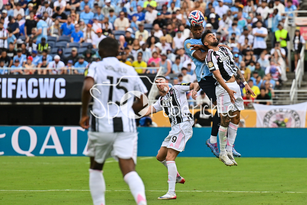 Juventus Turin - Manchester City | im Duell Dusan VLAHOVIC (Juventus Turin 9), Manuel AKANJI (Manchester City 25) und Nico GONZALEZ (Juventus Turin 11) / Zweikampf / Kopfball / FIFA Club World Cup: Juventus Turin - Manchester City, Camping World Stadium am 26.06.2025 / NOT FOR SALE IN USA