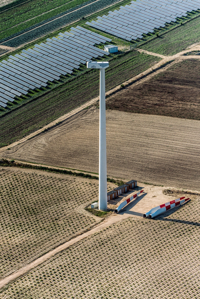 dr_0030538.jpg | MARKEN 09.09.2014 Windenergieanlagen ( WEA ) - Windrad- auf einem Feld in Marken in Itlien. // Wind turbine windmills on a field in Marken in Itlien. Foto: Daniel Reiter