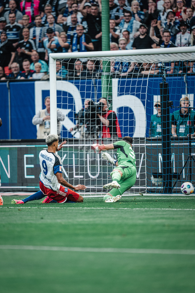 Fußball | Männer | Saison 2023/2024 | 2. Fußball-Bundesliga | 1. Spieltag | Hamburger SV vs. FC Schalke 04 | 28.07.2023 | Robert Glatzel (#9, HSV) schießt das 1:0 Tor