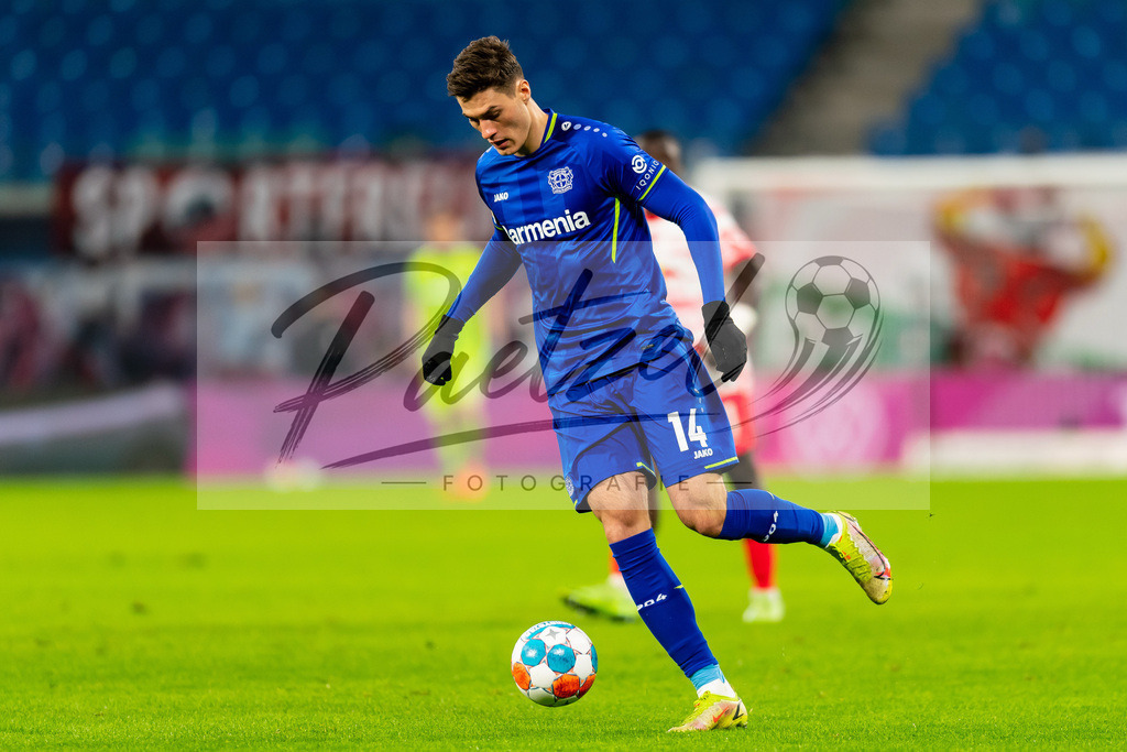 RBLLEV20211128_102 | Fussball, Herren: Patrik Schick (Bayer 04 Leverkusen) in Aktion, am Ball, Einzelaktion bei dem Spiel der 1. Bundesliga zwischen RB Leipzig und Bayer 04 Leverkusen in der Red Bull Arena am 28.11.2021 in Leipzig, Deutschland.DFB / DFL REGULATIONS PROHIBIT ANY USE OF PHOTOGRAPHS AS IMAGE SEQUENCES AND/OR QUASI-VIDEO. - Realisiert mit Pictrs.com
