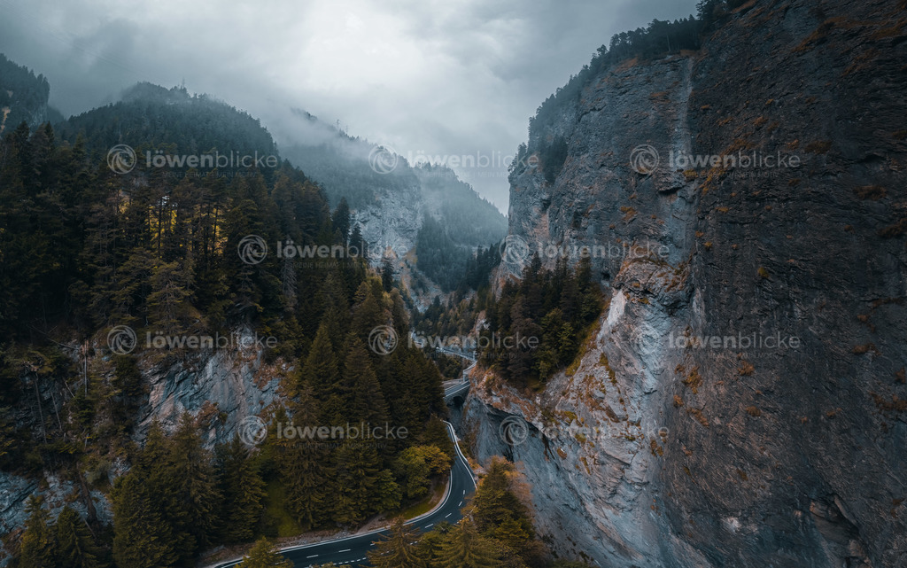 Vamala Schlucht in der Schweiz bei Wolken | löwenblicke | shop