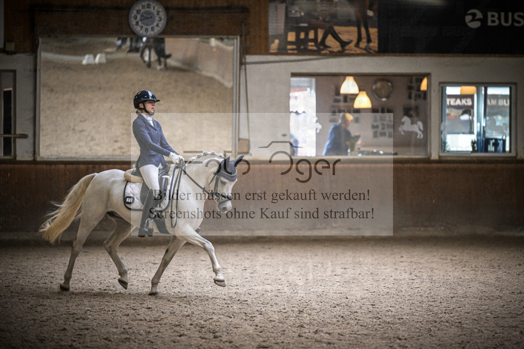 DOS_1494 | Entdecke hochwertige Reitturnierfotos von Foto Oger. Professionell, emotional und authentisch – jetzt Lieblingsmomente im Shop bestellen.Deutschlandweite Turnierfotografie. - Realisiert mit Pictrs.com