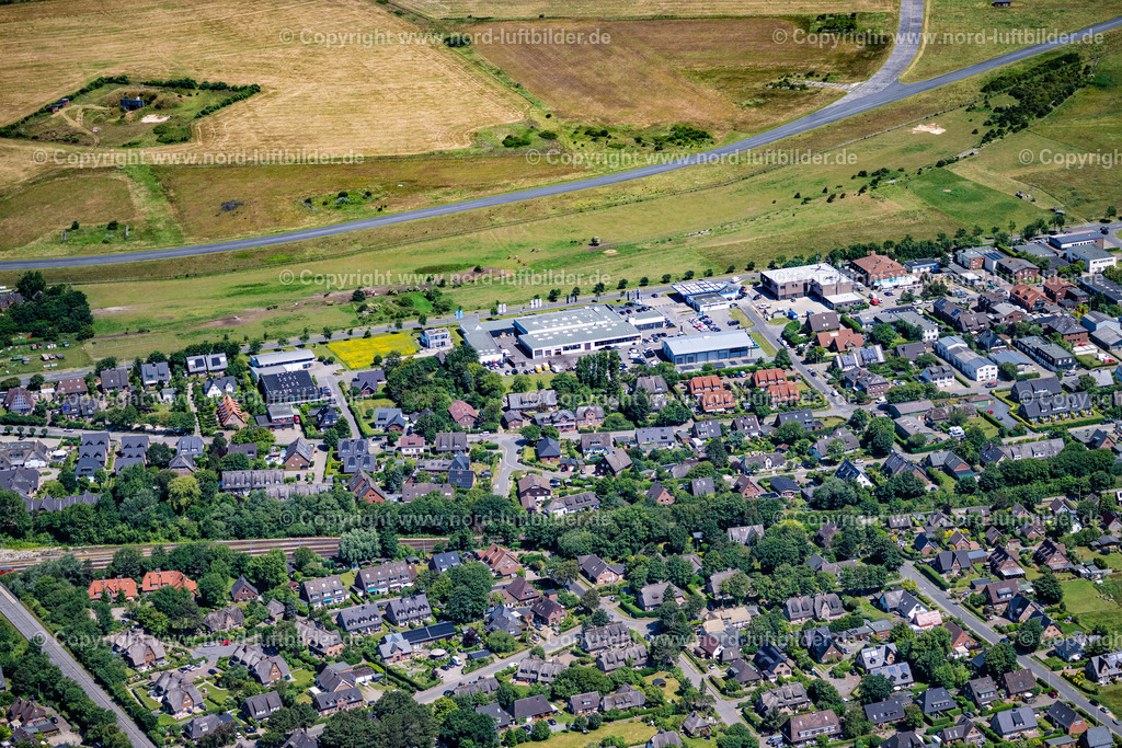 Sylt_Tinnum_ELS_0336210625 | SYLT 21.06.2025 Ortsansicht und Orts- Zentrum an der Meeres- Küste der Nordsee auf der Insel Sylt in Tinnum im Bundesland Schleswig-Holstein, Deutschland. // Center on the seacoast of North Sea on Sylt Island in Tinnum in the state Schleswig-Holstein, Germany. Foto: Martin Elsen