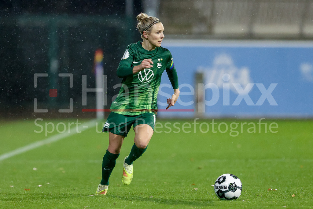 Fussball, DFB-Pokal Frauen, VfL Wolfsburg - SC Freiburg | Svenja Huth (VfL Wolfsburg, 10) am Ball, Freisteller, Einzelbild, Ganzkörper, Aktion, Action, Spielszene, DIE DFB-RICHTLINIEN UNTERSAGEN JEGLICHE NUTZUNG VON FOTOS ALS SEQUENZBILDER UND/ODER VIDEOÄHNLICHE FOTOSTRECKEN. DFB REGULATIONS PROHIBIT ANY USE OF PHOTOGRAPHS AS IMAGE SEQUENCES AND/OR QUASI-VIDEO.