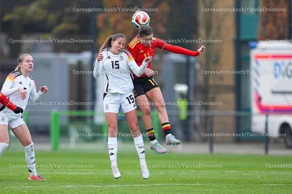 xYDRx26112501018 | 26.11.2025, xydrx, Fußball, Länderspiel, EM-Qualifikation U19-Frauen, Belgien - Deutschland, Sportschule Wedau: Maj Schneider (GER #15) im Zweikampf gegen Clementine Reynebeau (BEL #11)