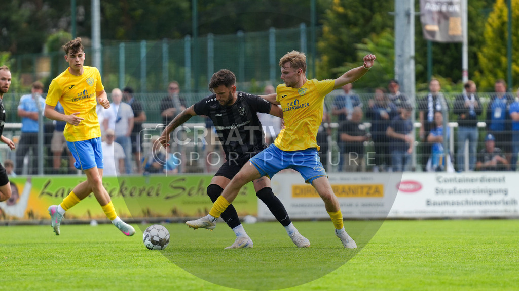 Fußball, Herren, Saison 2025/2026, Regionalliga Nordost, 2. Spieltag, FSV 63 Luckenwalde vs. Chemnitzer FC, Samstag 02.08.2025, Werner-Seelenbinder-Stadion Luckenwalde | Fußball, Herren, Saison 2025/2026, Regionalliga Nordost, 2. Spieltag, FSV 63 Luckenwalde vs. Chemnitzer FC, Samstag 02.08.2025, Werner-Seelenbinder-Stadion Luckenwalde, Im Bild: Dejan Bozic (l. Chemnitz) und Fabio Schneider (r. Luckenwalde) - Realisiert mit Pictrs.com