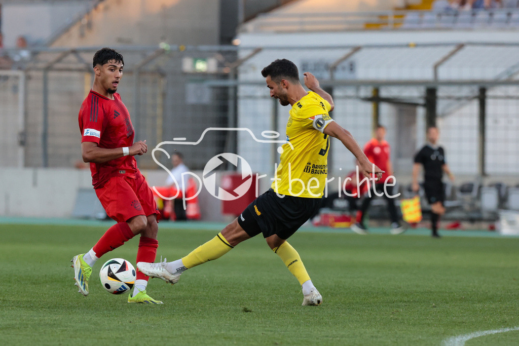 FC Bayern Amateure - SpVgg Bayreuth | im Duell Emirhan DEMIRCAN (FCB #11) und Edwin SCHWARZ (Spvgg #5) / Zweikampf