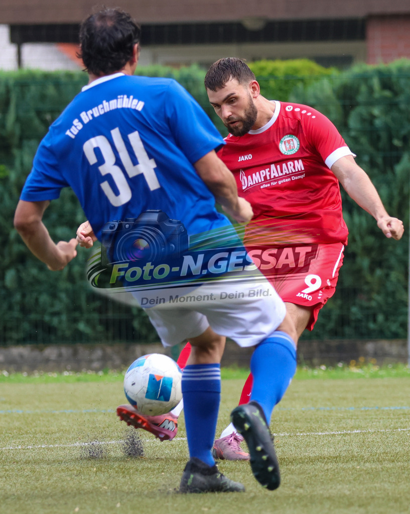 Bünder SV - TuS Bruchmühlen II | Auf dem Bild zu sehen: grün Bünder SV: Robert Lipkowski (letzte Tor für den Bünder SV); blau TuS Bruchmühlen II: Micha Torwelle Bünder SV, TuS Bruchmühlen II, Saison 25/26, Kreisliga A, Bünde, Deutschland - Realisiert mit Pictrs.com