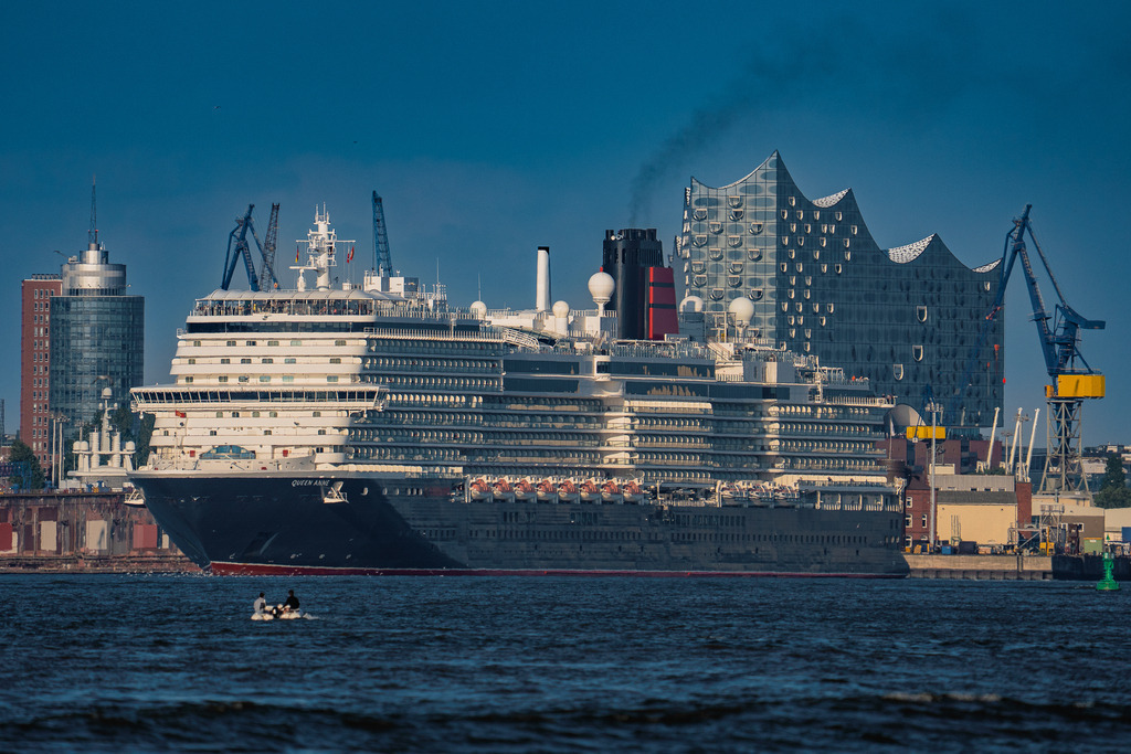 QUEEN ANNE vor der Elphi | QUEEN ANNE vor der Elphilharmonie - Realisiert mit Pictrs.com