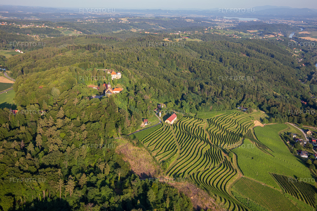 Vue aérienne: Église de Župnijska cerkev sv. Marije Vnebovzete et Café Huda Liza au-dessus des vignobles du Vurberg à le quartier Vurberk in Duplek dans le département Slovénie, Slovénie. Photo: IMG_137357.jpg prise le 08/07/2023 par Werner Riehm/FLY-FOTO.eu – Résolution de l'original: 5472 x 3648 px