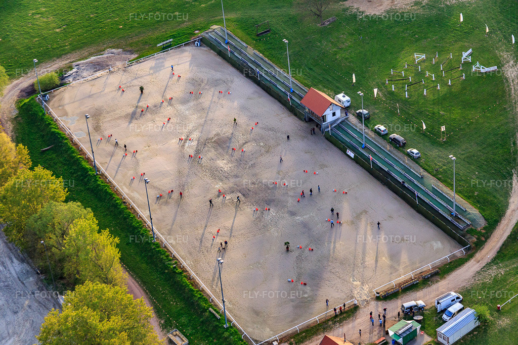 Vue aérienne: Tournoi équestre au Haras De La Née à Mothern dans le département Bas Rhin, France – .Photo: IMG_078011.jpg prise le 24/04/2015 par Werner Riehm/FLY-FOTO.eu – Résolution de l'original: 5472 x 3648 px – Haras de la Nee équitation chevaux concours