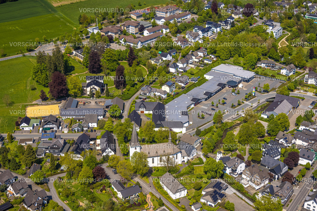 Eslohe230505727 | Luftbild, Kath. Kirche Sankt Peter und Paul, Einkaufszentrum Tölckestraße, Eslohe, Sauerland, Nordrhein-Westfalen, Deutschland