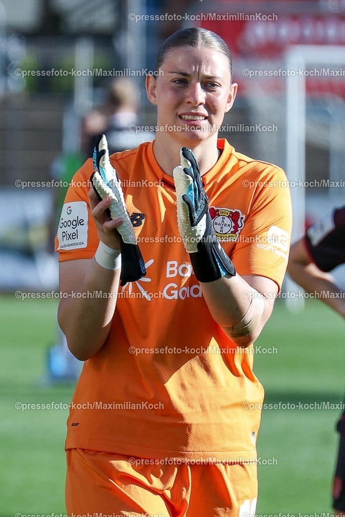 xsscx26042601052 | 26.04.2026, xsscx, Frauen Fussball, Bayer 04 Leverkusen - SC Freiburg, 1. Fussball Bundesliga, 23. Spieltag, Ulrich-Haberland-Stadion, Saison 2025 2026: Rafaela Borggräfe (Bayer Leverkusen #12) DFB regulations prohibit any use of photographs as image sequences and or quasi-video. Photo: xSandraxScherningxPressefotoKochx