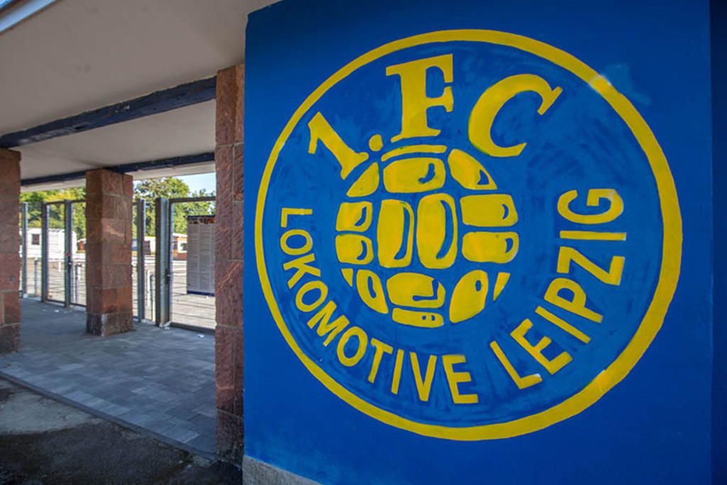1. FC Lokomotive Leipzig - Vereinsemblem am Eingang des Bruno-Plache-Stations | Entdecke über 20 Kategorien Leipzig-Motive: Foto-Downloads, hochwertige Poster, Leinwand- & Fine-Art-Prints. Jetzt Lieblingsfoto im Bildlexikon Leipzig Shop bestellen!