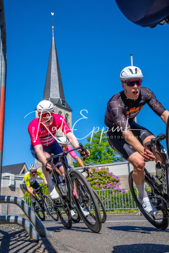 Spurt in den Mai 2026 - Großer Preis der Sparkasse Neuss | Annual one-day road cycling race "Großer Preis der Sparkasse Neuss" held in Büttgen, Germany, organized by VfR Büttgen 1912 e.V. The event features multiple races across all age categories from U11 youth to Elite men. - Realisiert mit Pictrs.com