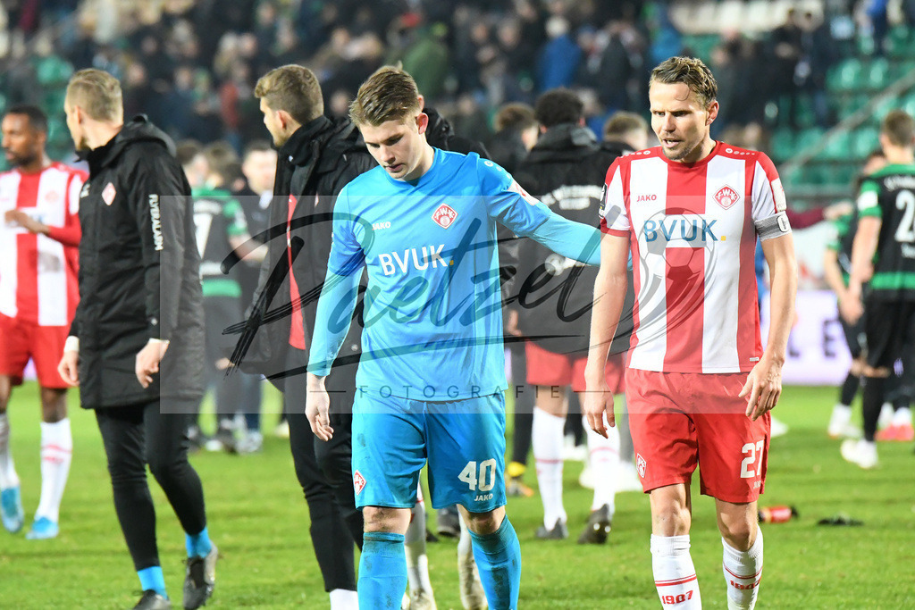 20200214_SCPFWK_0103 | Fussball, Herren: Torhueter Vincent Mueller (FC Wuerzburger Kickers) und Sebastian Schuppan (FC Wuerzburger Kickers) schauen waehrend des Spiels der 3. Liga zwischen SC Preussen Muenster und FC Wuerzburger Kickers im Preussenstadion am 14.02.2020 in Muenster, Deutschland.DFB / DFL REGULATIONS PROHIBIT ANY USE OF PHOTOGRAPHS AS IMAGE SEQUENCES AND/OR QUASI-VIDEO. - Realisiert mit Pictrs.com