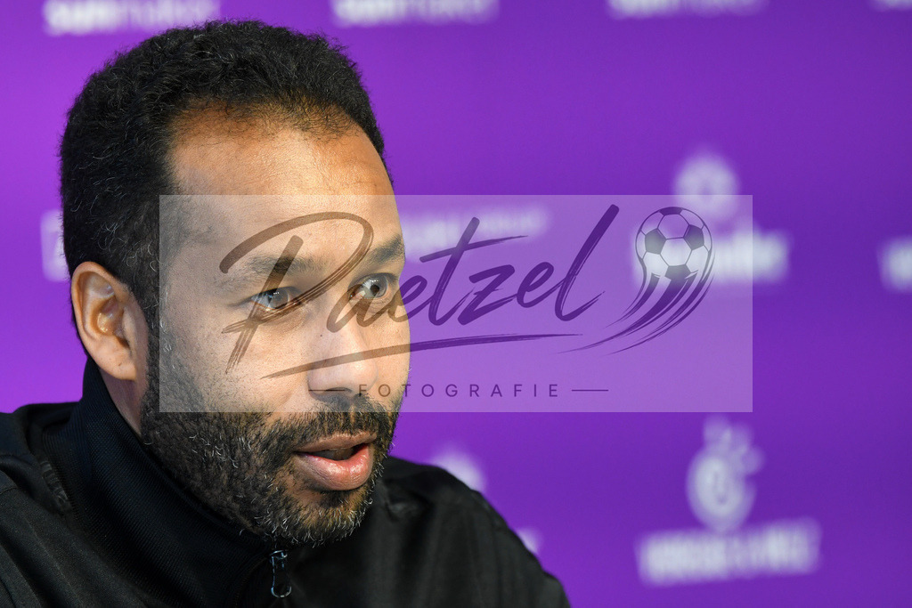 20200228_PKOSNA_0004 | Fussball, Herren: Trainer Daniel Thioune (VfL Osnabrueck) schaut waehrend der Pressekonferenz des VfL Osnabrueck im Presseraum des Stadion an der Bremer Bruecke am 28.02.2020 in Osnabrueck, Deutschland. - Realisiert mit Pictrs.com