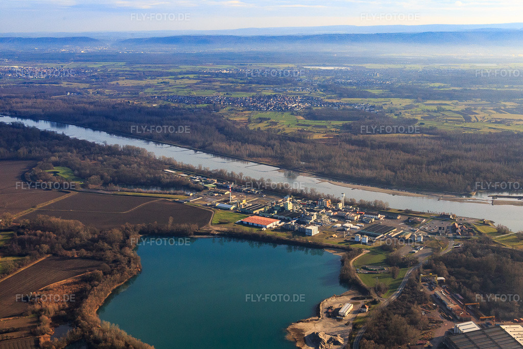 Luftbild: Industrie am Rheinufer in Lauterbourg im Bundesland Bas-Rhin in Frankreich. – Foto: IMG_085491.jpg vom 24.12.2015 durch Werner Riehm/FLY-FOTO.de – Auflösung des Originals: 5033 x 3355 px