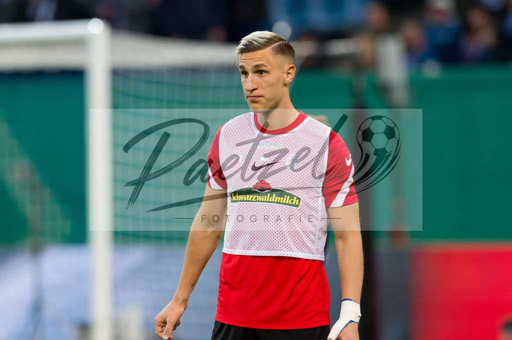 HSVSCF20220419_288 | Fussball, Herren: Nico Schlotterbeck (SC Freiburg) schaut beim DFB-Pokal-Halbfinalspiel zwischen Hamburger SV und SC Freiburg im Volksparkstadion am 19.04.2022 in Hamburg, Deutschland.DFB / DFL REGULATIONS PROHIBIT ANY USE OF PHOTOGRAPHS AS IMAGE SEQUENCES AND/OR QUASI-VIDEO. - Realisiert mit Pictrs.com