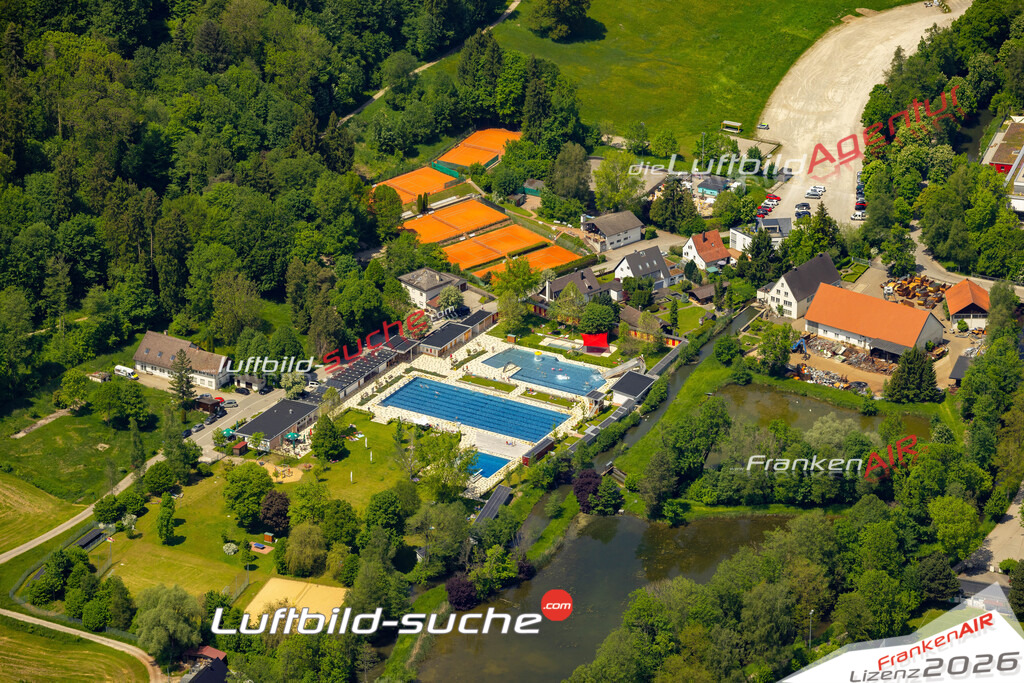 Das Luftbild zeigt Schwimmbad Mindelheim - Die Luftaufnahme wurde 2023 vom UL-Flugzeug aus erstellt ( keine Drohne ) - Hochauflösende Luftaufnahme - Für grossformatige Ausdrucke geeignet. Die Geschenkidee !Mit Lizenz und Bildrechte bestellbar
