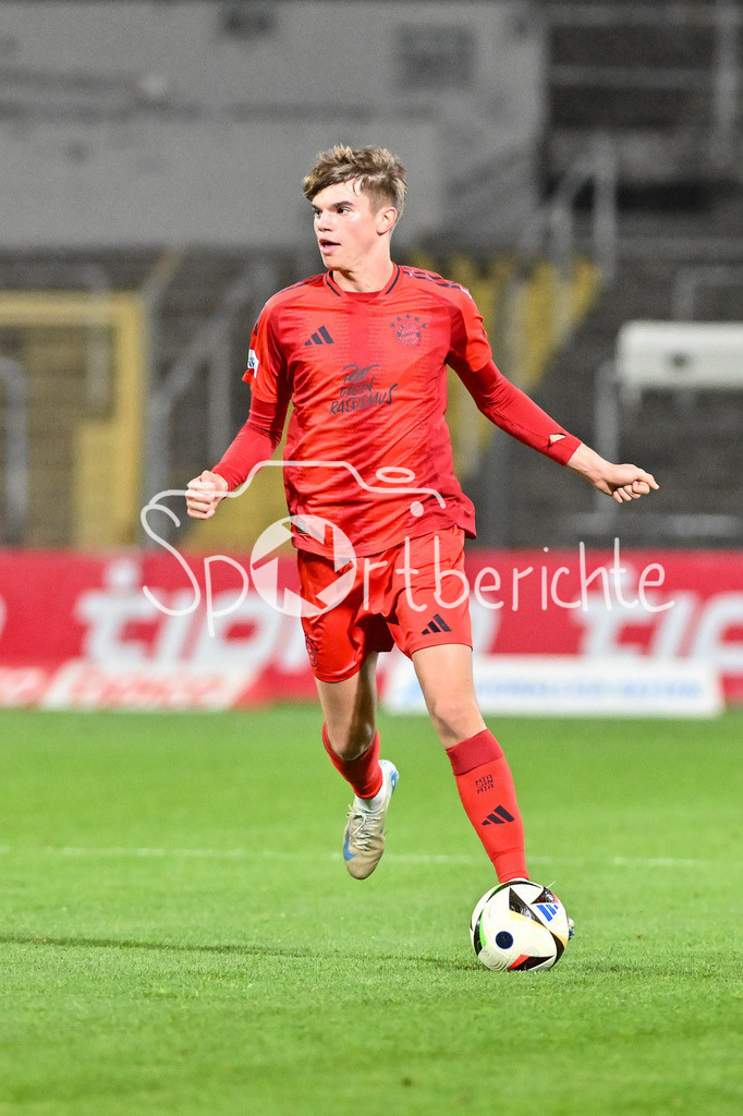 FC Bayern Amateure - TSV Schwaben Augsburg | am Ball Guido DELLA ROVERE (FC Bayern München II #11) / Freisteller / Einzelfoto / Regionalliga Bayern: FC Bayern Muenchen II - TSV Schwaben Augsburg, Gruenwalder Stadion am am 25.10.2024