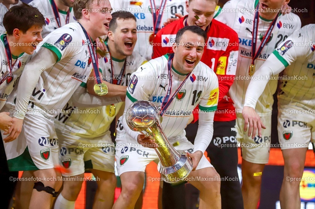 xSSCx19042602089 | 19.04.2026, xsscx, Handball, DHB-Pokal Lidl Final4, Finale, Füchse Berlin - Bergischer HC, Saison 2025 / 2026 Herren, Lanxess Arena, Köln: Die Mannschaft der Füchse Berlin feiert den Sieg im DHB-Pokal, Aitor Arino (Füchse Berlin #14)  Photo: xSandraxScherningxPressefotoKochx