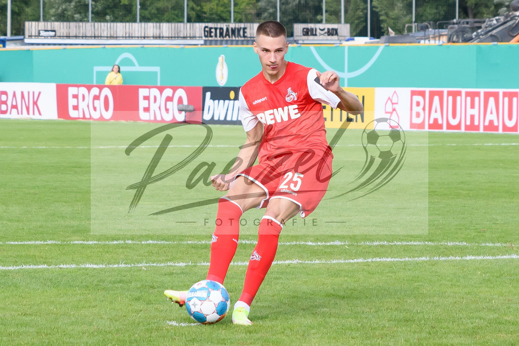 JENKOE20210808_094 | Fussball, Herren: Tim Lemperle (1. FC Koeln) in Aktion, am Ball, Einzelaktion beim Spiel der 1. Runde im DFB-Pokal zwischen FC Carl Zeiss Jena und 1. FC Koeln im Ernst-Abbe-Sportfeld am 08.08.2021 in Jena, Deutschland.DFB / DFL REGULATIONS PROHIBIT ANY USE OF PHOTOGRAPHS AS IMAGE SEQUENCES AND/OR QUASI-VIDEO. - Realisiert mit Pictrs.com