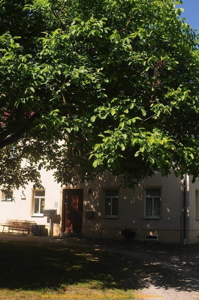 Geißmannsdorf-2026-Ortsbilder-682 | Geißmannsdorf bei Bischofswerda im Sommer 2026. Ein fotografischer Streifzug durch das Dorf Geißmannsdorf, mit Gebäuden, Straßen, Strohpuppen und geschmückten Vorgärten und Grundstücken anlässlich der 800-Jahr-Feier von Geißmannsdorf im Juni 2026 - Realisiert mit Pictrs.com