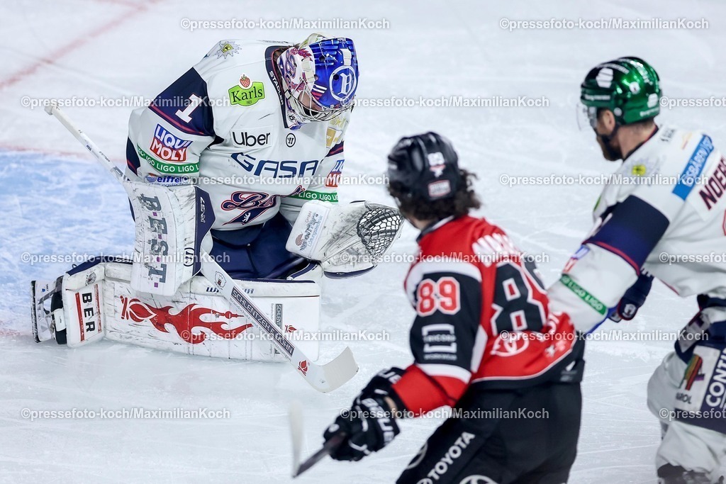 KEC20042601004 | 20.04.2026, Eishockey, DEL Halbfinale Play-Offs, Kölner Haie - Eisbären Berlin, Spiel 6, Lanxess-Arena Köln: Goalie Jonas Stettmer (Eisbären Berlin #01) verteidigt gegen Gregor MacLeod (Kölner Haie #89) 