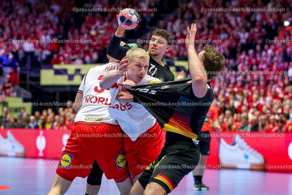EHF26012603019 | 26.01.2026, Handball, Men's EHF EURO 2026, Deutschland - Dänemark, Jyske Bank Boxen in Herning, Dänemark, Main Round:  Marko Grgic (Germany #71) und  Johannes Golla (Germany #04) im Zweikampf gegen   Niclas Vest Kirkelokke (Denmark #03)  Magnus Saugstrup Jensen (Denmark #15)