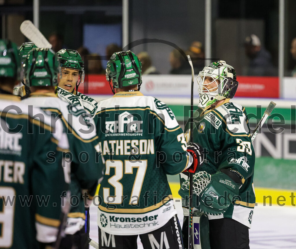 2025-08-22_160_TSV_Erding_gegen_EV_Fuessen | Erding, Deutschland, 22.08.2025:Eishockey, Oberliga Süd 2025 / 2026, Testspiel, TSV Erding gegen EV Füssen, Endergebnis: 1:4Thomas Matheson (Erding Gladiators, #37), Torwart Leon Meder (Erding Gladiators, #39)Foto: Christian Riedel / fotografie-riedel.net