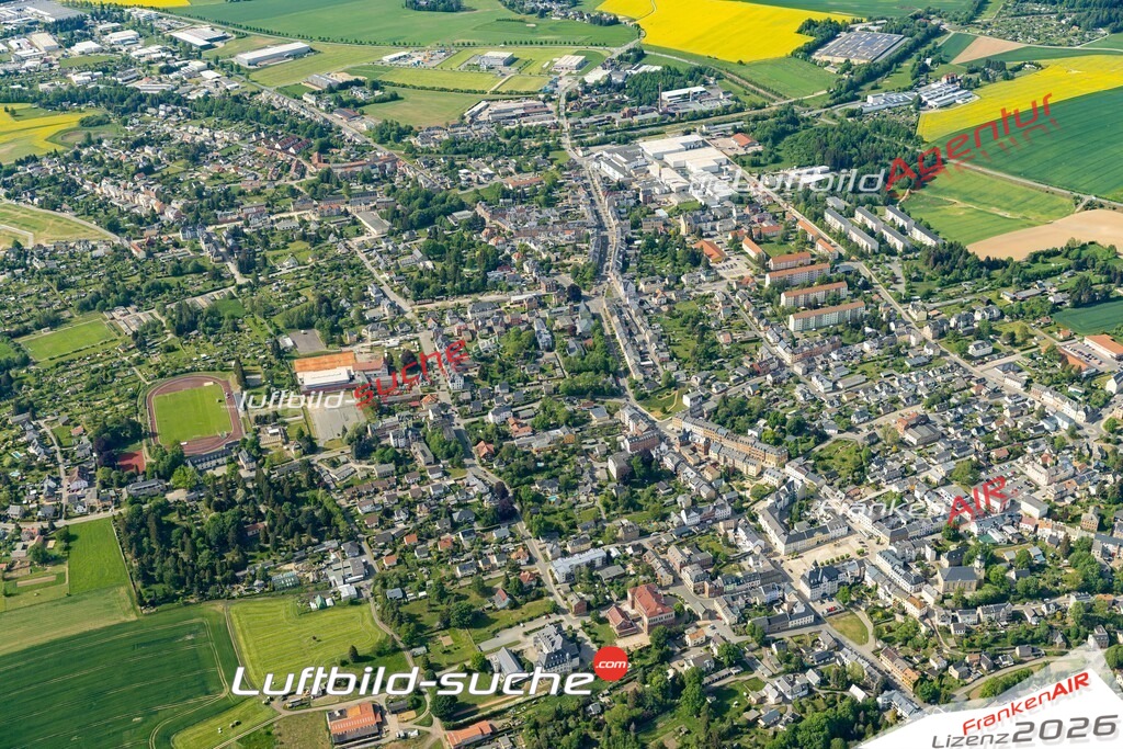 Das Luftbild der Stadt Treuen wurde 2022 vom Flugzeug heraus erstellt (keine Drohnen-Aufnahmen) Aufnahmehöhe ca.450 Meter- hohe Bildauflösung und Druck-Qualität. Garantiert!