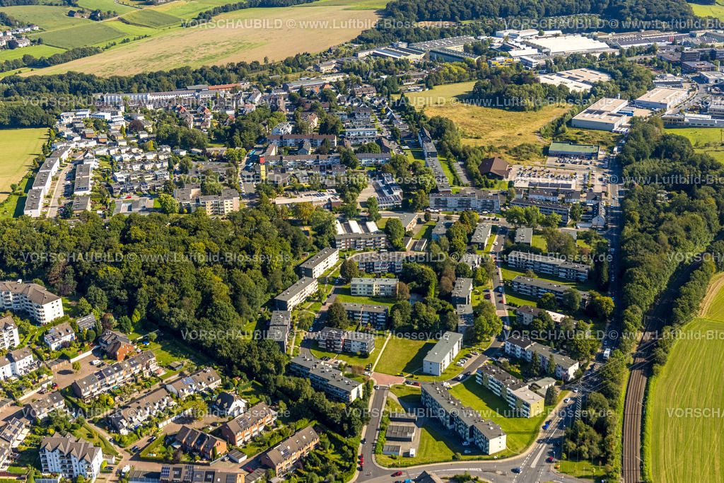 Velbert240811989Neviges | Luftbild, Wohngebiet Wohnsiedlung Rosenhügel und Titschenhofer Straße am Waldrand, hinten das Wohngebiet Schriftsteller-Siedlung Goethestraße mit evang. Kirche Gemeindezentrum Siepen und gelb-rotem Kirchturm, Kleinehöhe, Velbert, Ruhrgebiet, Nordrhein-Westfalen, Deutschland