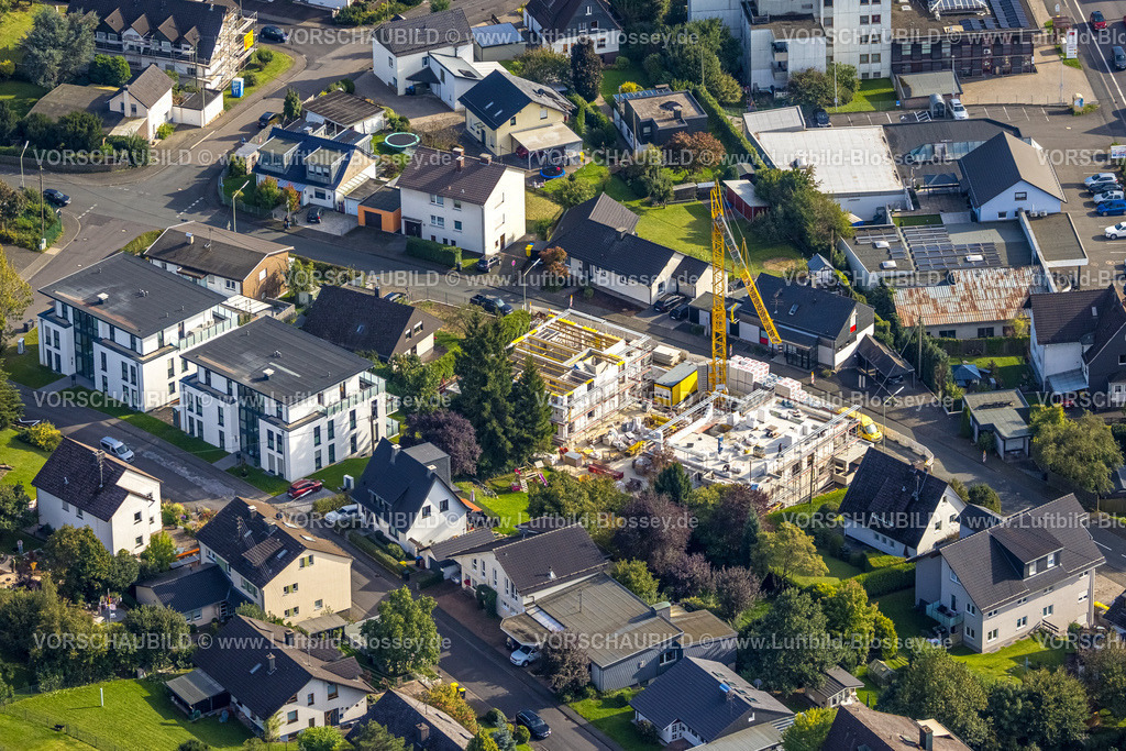 Kreuztal230911635 | Luftbild, Wohnsiedlung und Baustelle mit Neubau Wohnhäuser an der Ratzebuschstraße, Polizeiwache Dienststelle Kreuztal, Kreuztal, Siegerland, Nordrhein-Westfalen, Deutschland