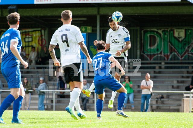 20250824_schulz_TurSue_063 | Kopfball Daniel Rey-Alonso (TuRU Düsseldorf,No.20) vor Luca Kovacevic (ASV Süchteln,No.27)DEU, Düsseldorf 24.08.2025 Fußball, Landesliga Niederrhein 1, Saison 2025/2026, 2. Spieltag, TuRU Düsseldorf - ASV Süchteln - Realisiert mit Pictrs.com